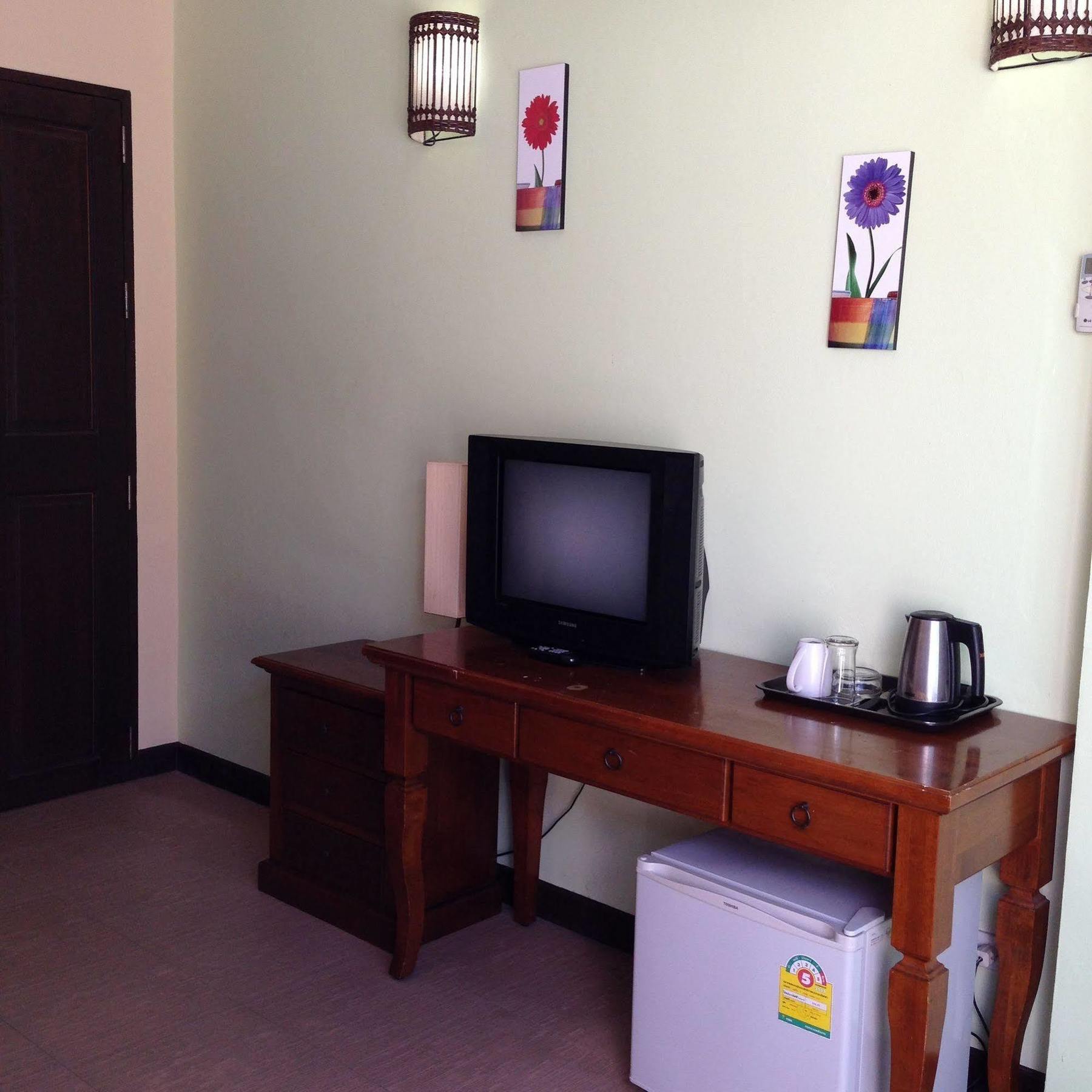Tropicoza Hostel Patong ภายนอก รูปภาพ