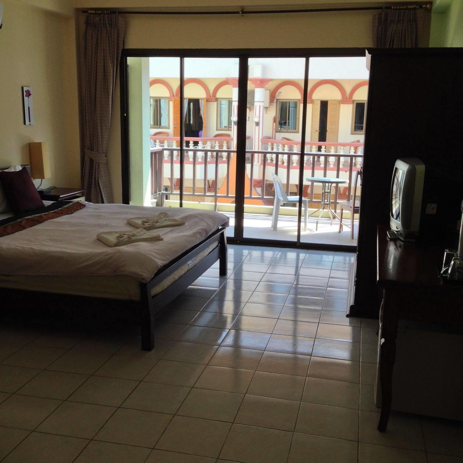 Tropicoza Hostel Patong ภายนอก รูปภาพ